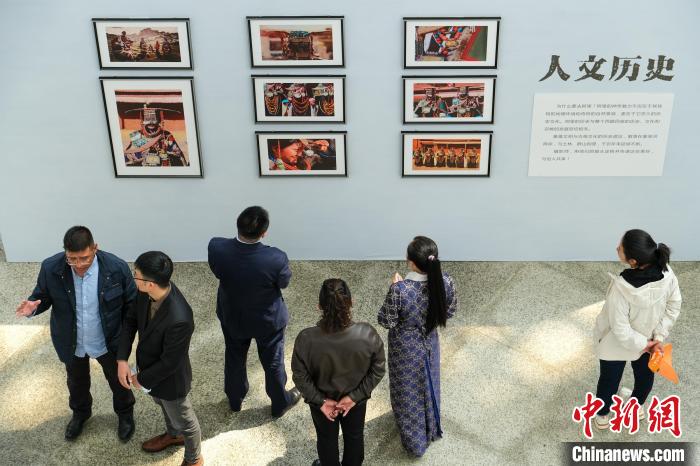 圖為觀眾觀看展覽。