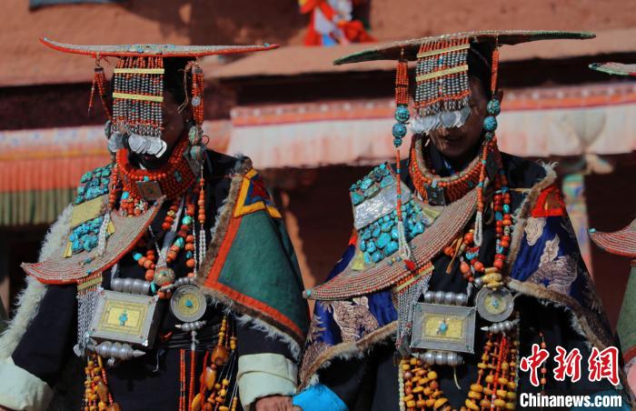 圖為參展攝影師拍攝的西藏阿里普蘭飛天服飾?！≈鬓k方 供圖