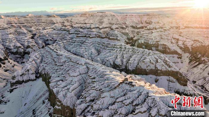 圖為參展攝影師拍攝的西藏阿里札達(dá)土林雪后風(fēng)光?！≈鬓k方 供圖