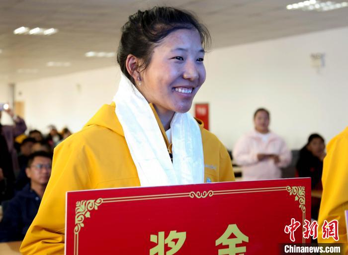 玉珍拉姆上臺(tái)領(lǐng)獎(jiǎng)。　貢確 攝