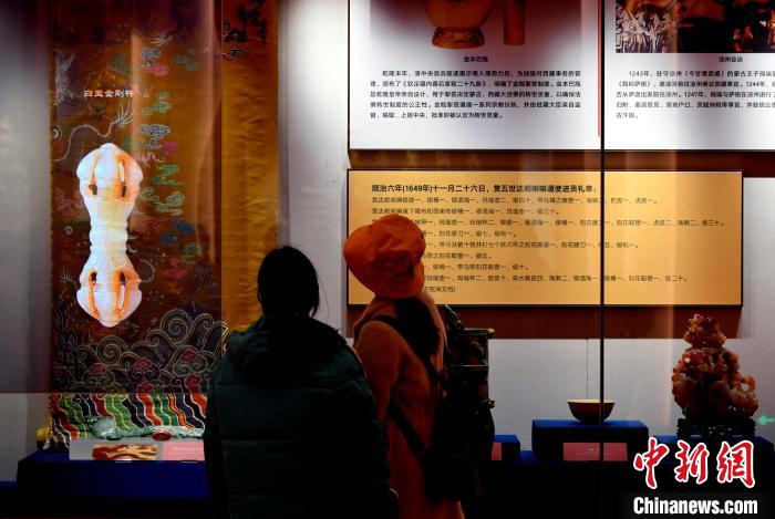 圖為5月18日，觀眾正在欣賞展覽?！±盍?攝