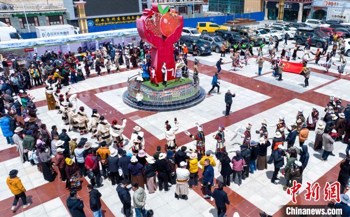 圖為“極地那曲 天際之旅”2023西藏那曲“中國旅游日”音樂美食嘉年華活動(dòng)現(xiàn)場?！∧乔形幕吐糜尉止﹫D