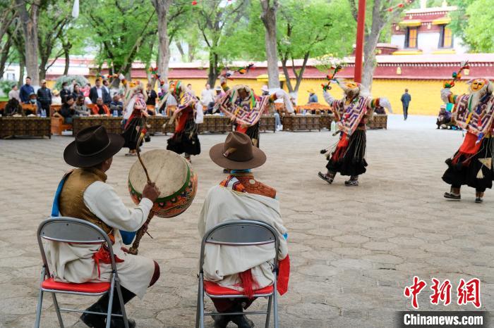 中國(guó)西藏發(fā)展論壇中外參訪嘉賓在拉薩羅布林卡觀藏戲、品卡塞