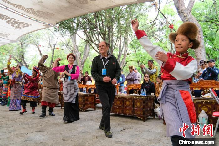 英國(guó)籍嘉賓柯馬凱(Michael Crook)加入鍋莊舞隊(duì)伍?！〗w波 攝