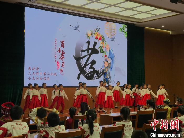 圖為中國(guó)人民大學(xué)附屬中學(xué)第二分校的小朋友們合唱。　陳建新 攝