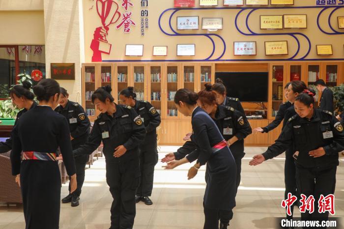 日喀則火車(chē)站客運(yùn)人員學(xué)習(xí)服務(wù)禮儀?！《飞降?攝