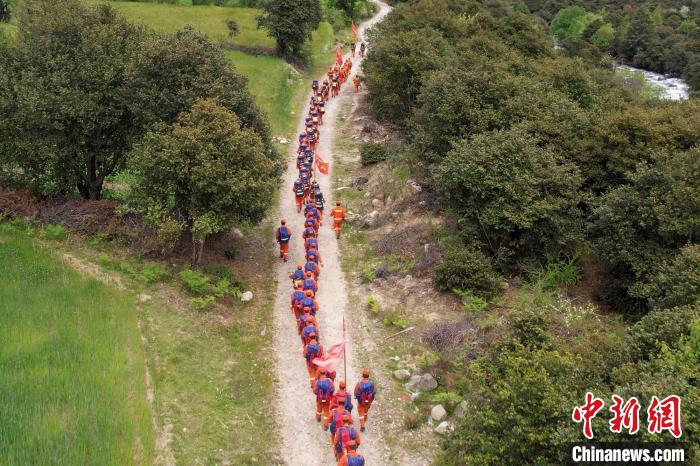 圖為西藏林芝森林消防員穿越山林?！●T怡凡 攝