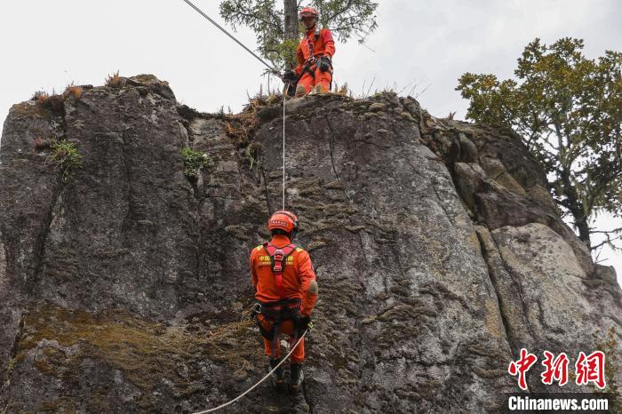 圖為消防員開展崖壁滑降訓練。　吳蕾蕾 攝