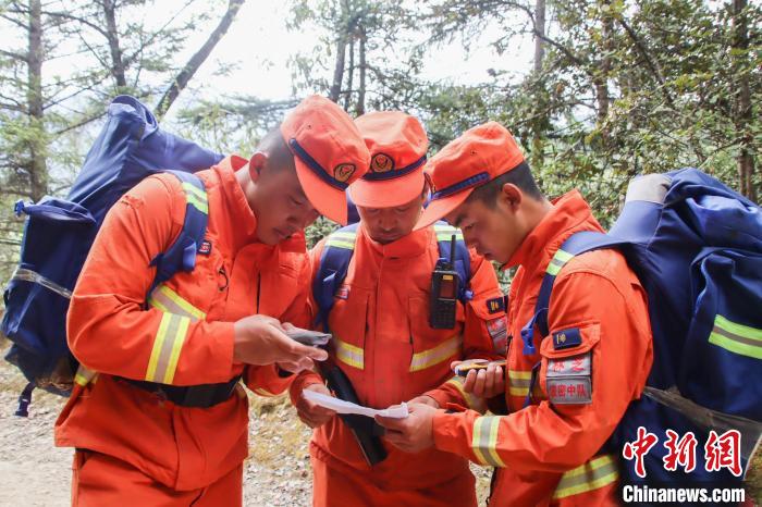 圖為消防員開展野外按圖行進訓練?！抢倮?攝