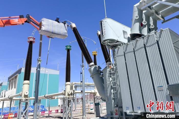 國(guó)網(wǎng)西藏電力組織檢修人員對(duì)設(shè)備進(jìn)行全面體檢。　國(guó)網(wǎng)西藏電力有限公司 供圖