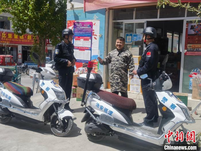 民警對(duì)轄區(qū)商鋪進(jìn)行走訪排查?！↑S創(chuàng)偉 攝