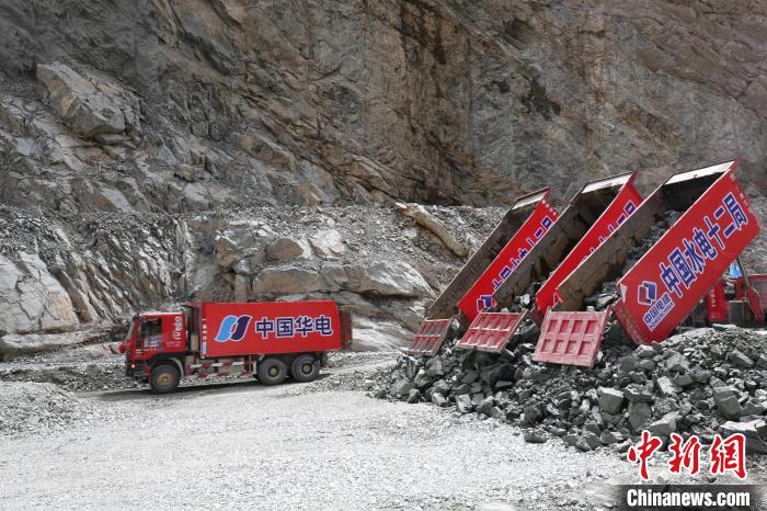 拉哇水電站正式啟動大壩填筑?！∪A電金上公司 供圖