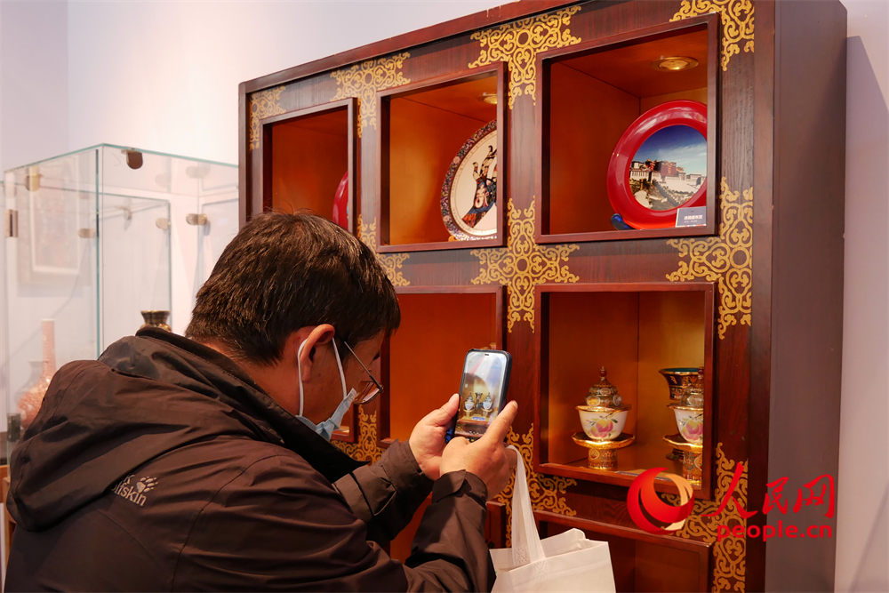 觀眾正在用手機拍攝展品。人民網(wǎng) 韋衍行攝