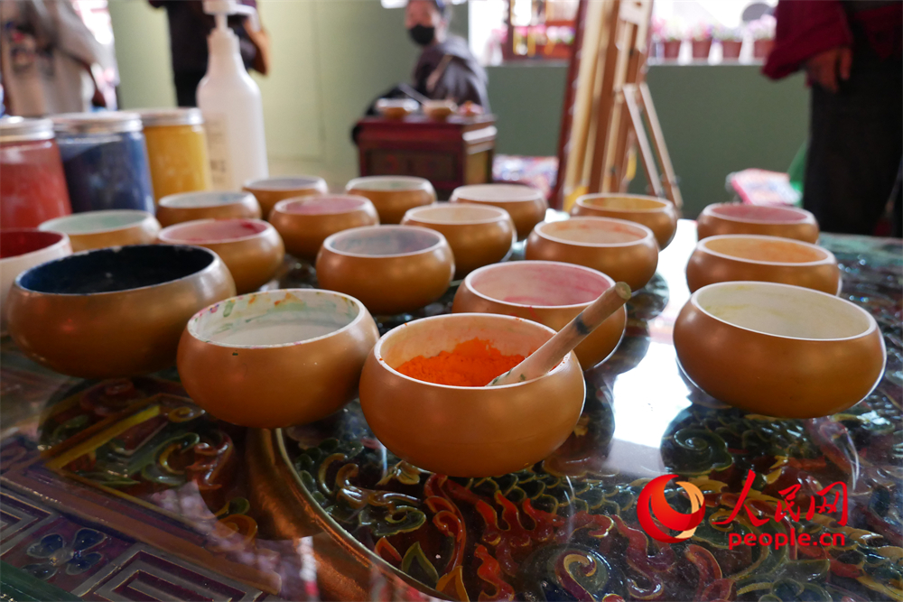 繪制唐卡所用的顏料。人民網(wǎng) 韋衍行攝