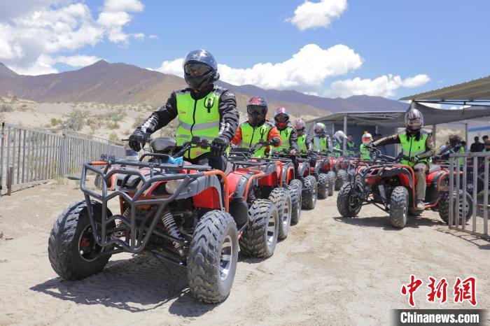 圖為比賽選手途經(jīng)扎囊沙漠公園?！∮文恋厍蚬﹫D