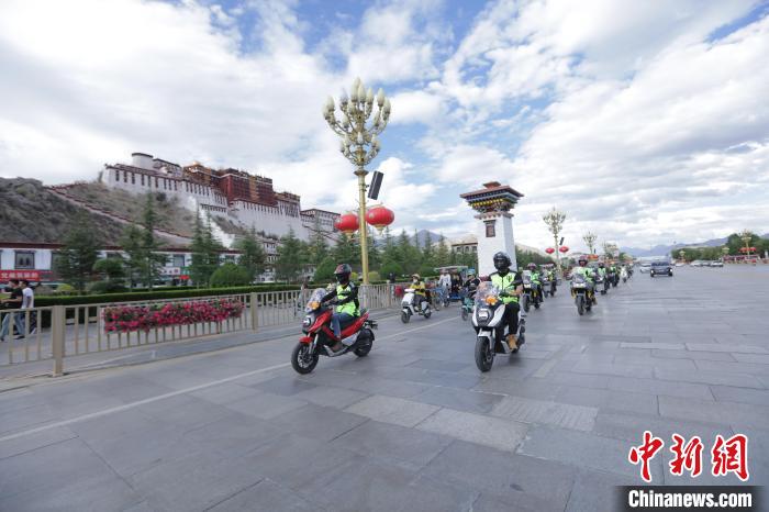 圖為比賽選手途經(jīng)布達(dá)拉宮?！∮文恋厍蚬﹫D