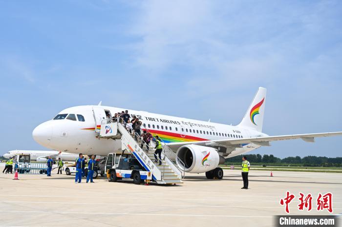 圖為旅客抵達(dá)機(jī)場?！≮w朗 攝