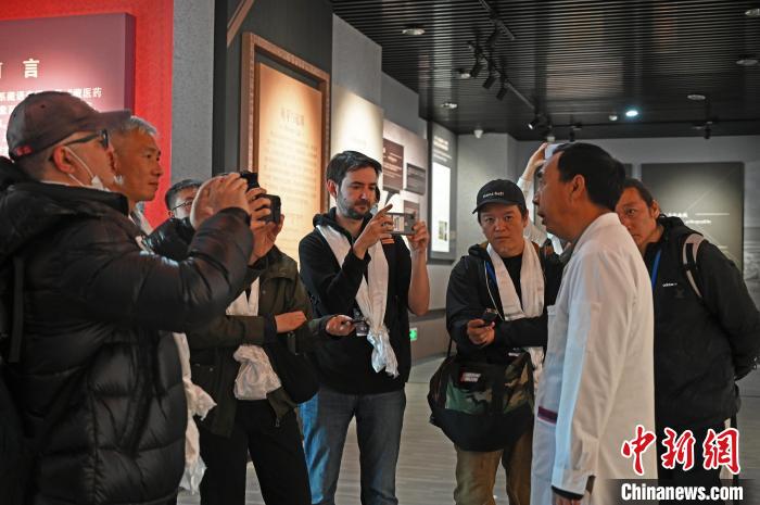 圖為中外媒體采訪西藏自治區(qū)藏醫(yī)院相關(guān)負(fù)責(zé)人?！≮w朗 攝