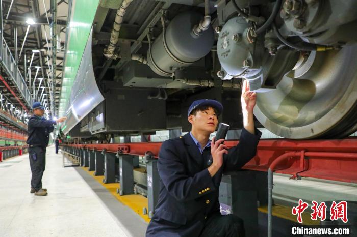 圖為工作人員檢查高原復興號?！≈軔傁?攝