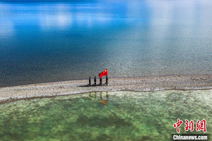 班公湖巡邏現(xiàn)場?！↓埿▲P 攝