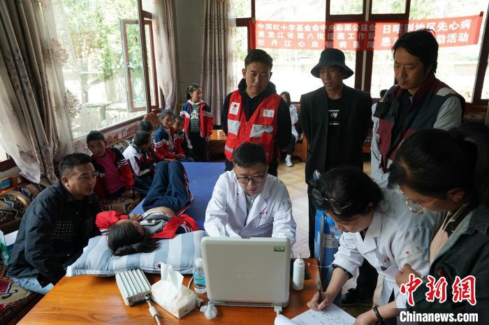 6月27日，西藏康馬縣少崗鄉(xiāng)中心小學(xué)的孩子參加先心病篩查?！√K丹 攝