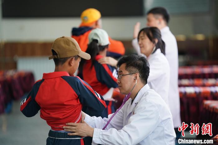 6月26日，西藏日喀則特校的孩子參加先心病篩查?！√K丹 攝
