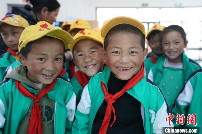 6月27日，西藏康馬縣南尼鄉(xiāng)中心小學(xué)的孩子參加先心病篩查?！√K丹 攝