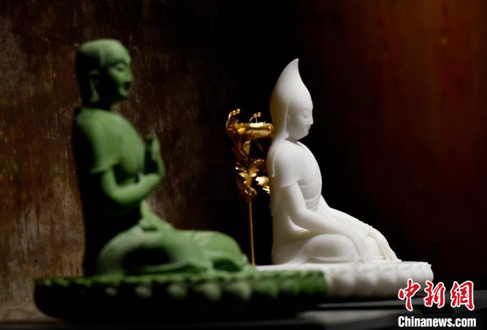 圖為展覽中圍繞西藏歷史與傳統(tǒng)創(chuàng)作的雕塑作品?！±盍?攝