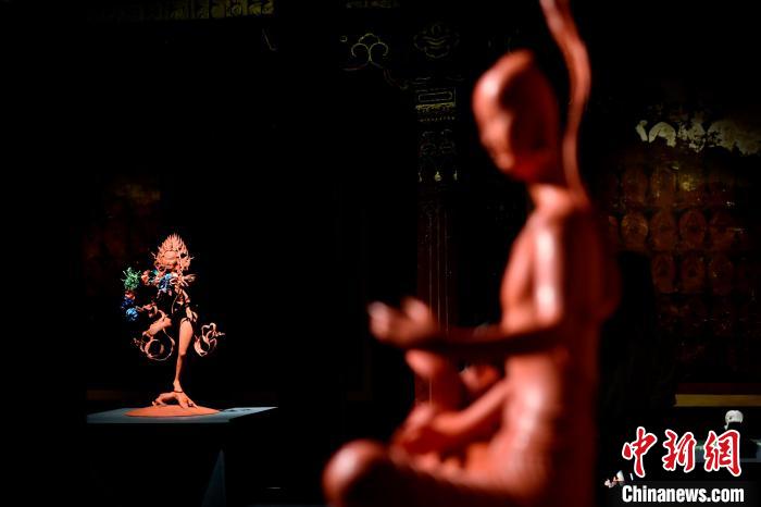 圖為展覽中圍繞西藏歷史與傳統(tǒng)創(chuàng)作的雕塑作品。　李林 攝