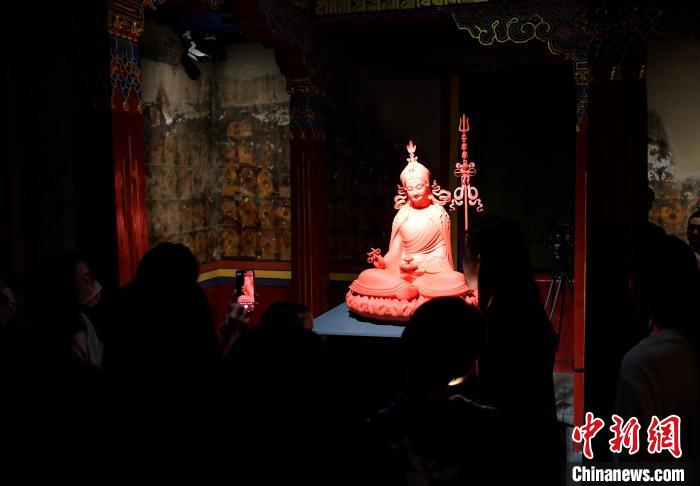 圖為觀眾正在欣賞展覽中的雕塑作品?！±盍?攝