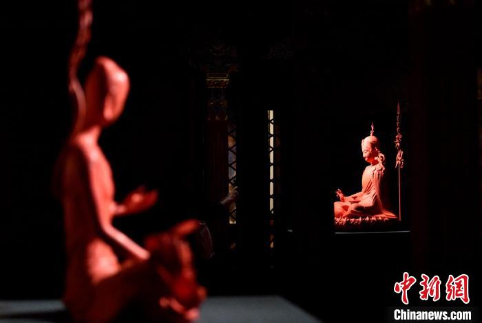 圖為展覽中圍繞西藏歷史與傳統(tǒng)創(chuàng)作的雕塑作品?！±盍?攝
