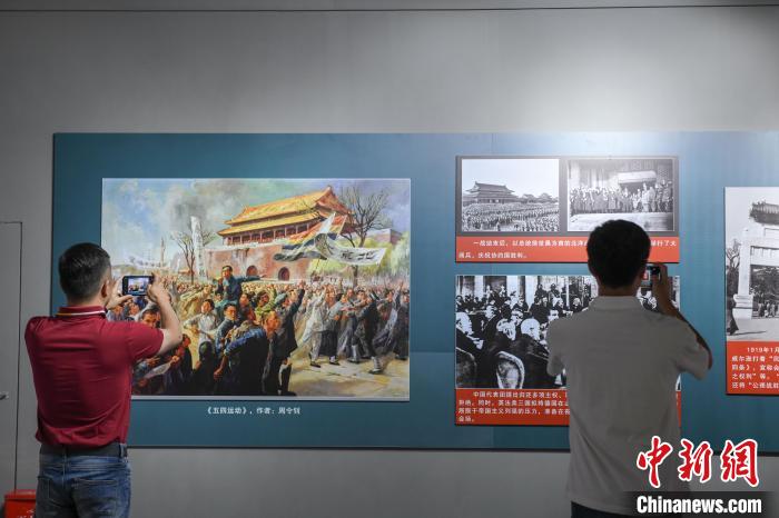 圖為市民參觀《曙光·偉業(yè)——五四運動與中國共產(chǎn)黨的成立》“七一”特展?！∝暩聛硭?攝