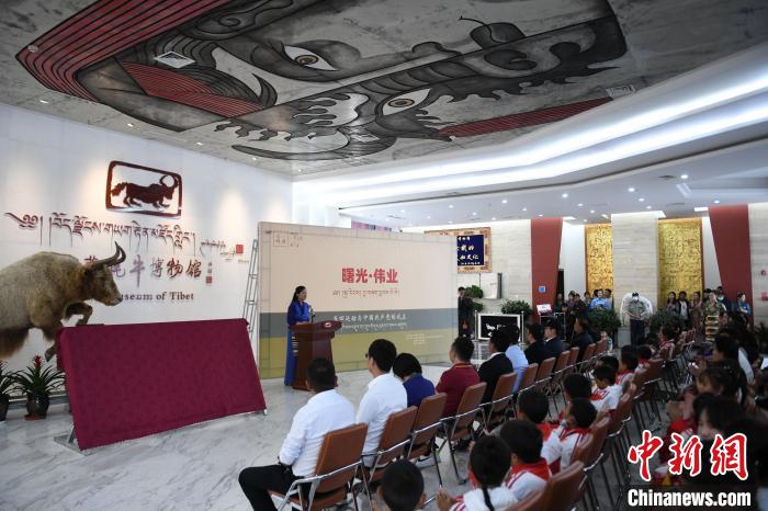 圖為《曙光·偉業(yè)——五四運動與中國共產(chǎn)黨的成立》“七一”特展開幕儀式現(xiàn)場?！∝暩聛硭?攝