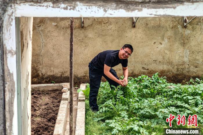 移民管理警察羅忠江在公珠湖執(zhí)勤點的大棚內(nèi)?！↓埿▲P 攝