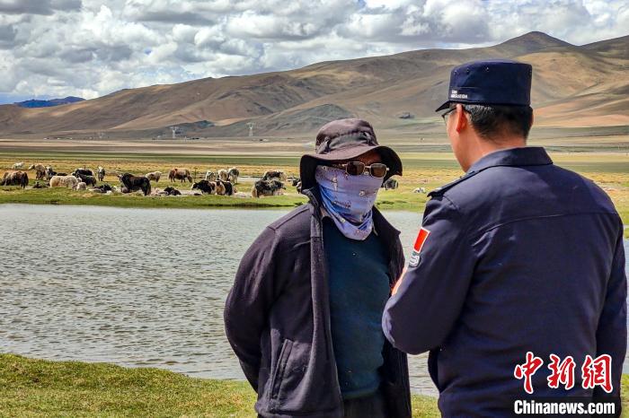 資料圖為民警何宗源在公珠湖了解牧民情況?！↓埿▲P 攝