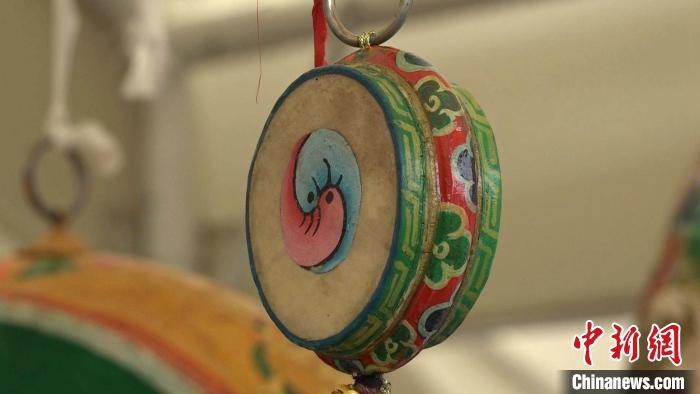 圖為“松贊夜市”里的特色文創(chuàng)產品。　貢桑拉姆 攝