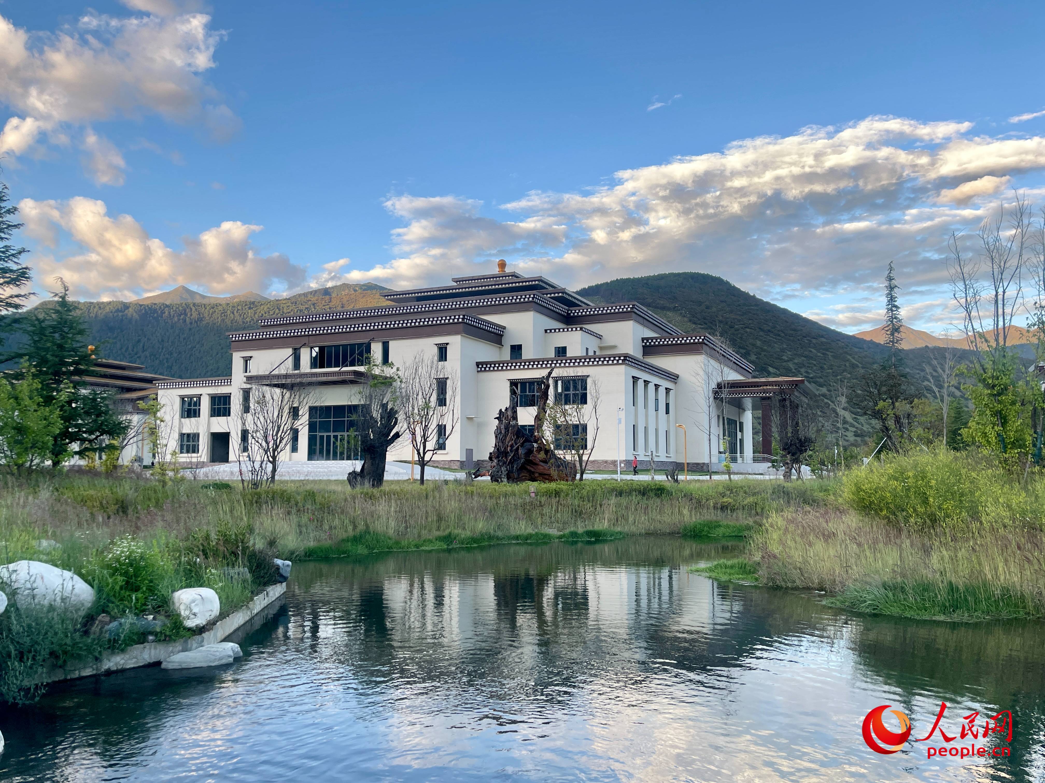 工布公園猶如一幅優(yōu)美畫卷，讓人流連忘返。人民網(wǎng) 周靜圓攝