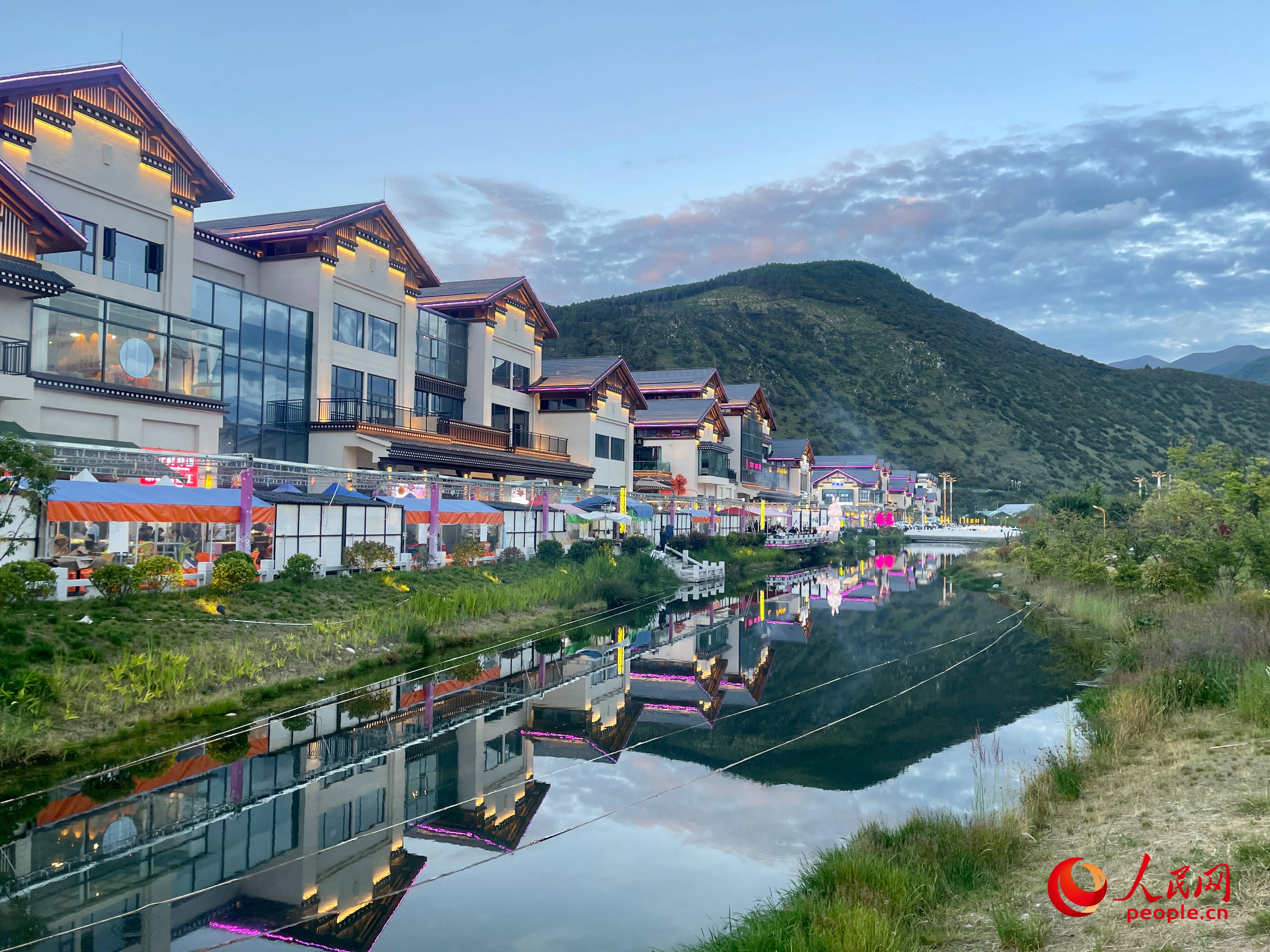 工布公園的一角，風(fēng)景秀麗。人民網(wǎng) 周靜圓攝