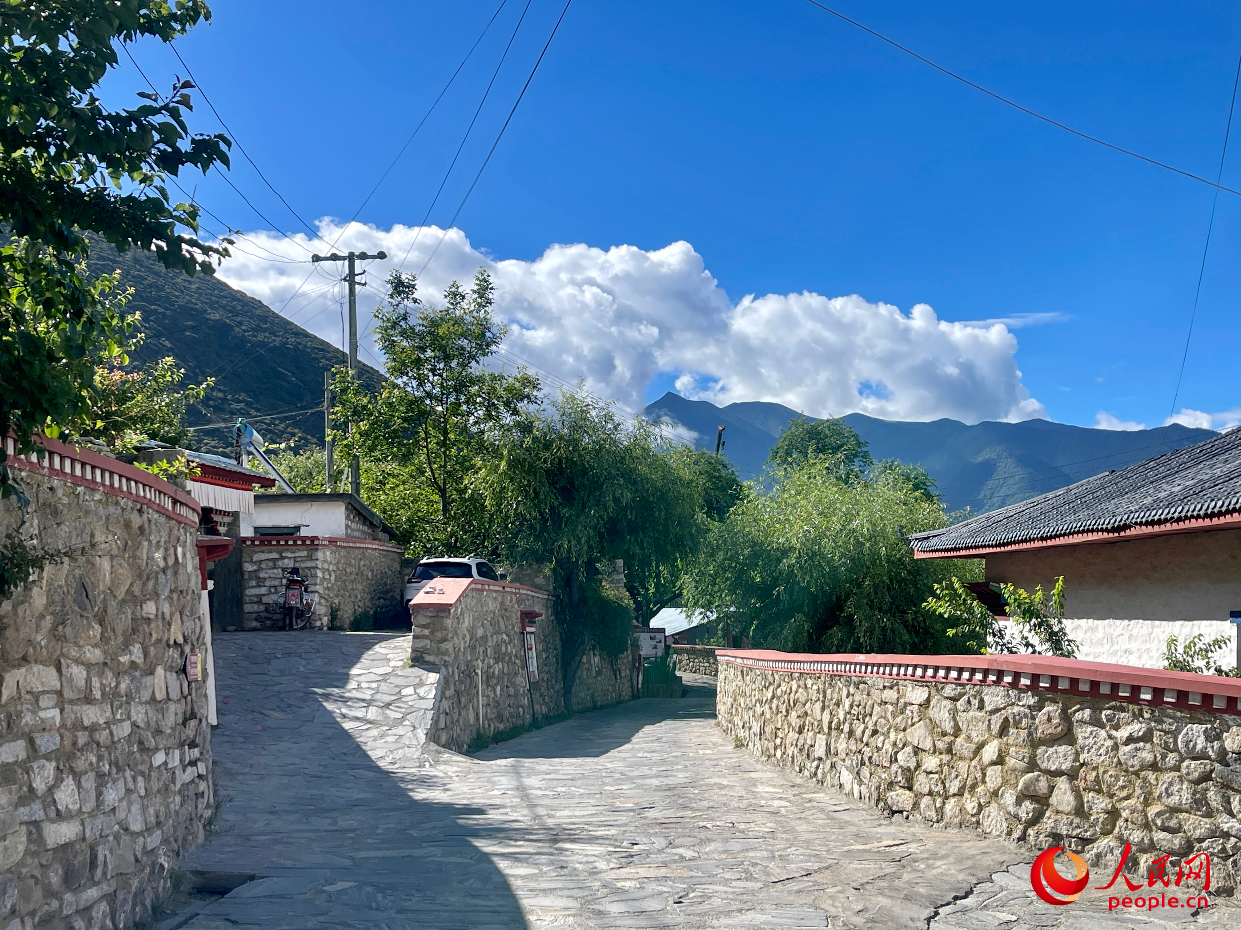 嘎拉村的村貌。人民網 周靜圓攝