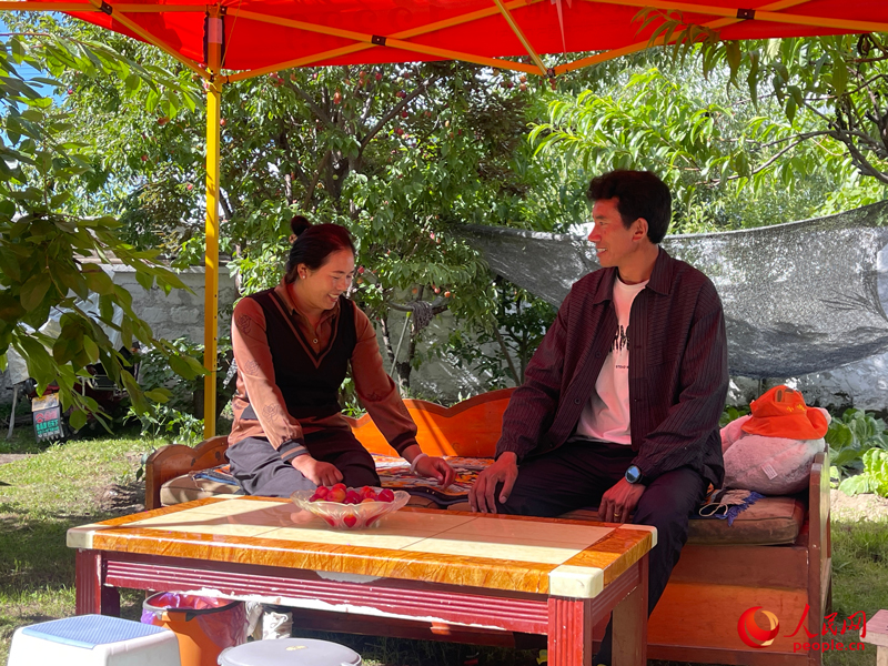 嘎拉村村民達瓦堅參和他的妻子。人民網 周靜圓攝