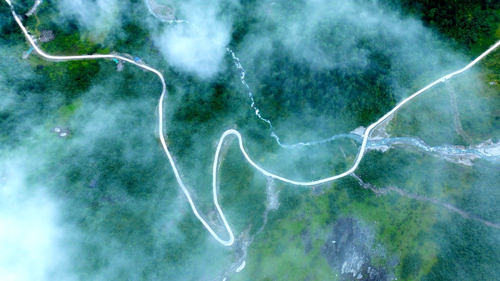 青山綠水生態(tài)優(yōu)。益西曲批攝