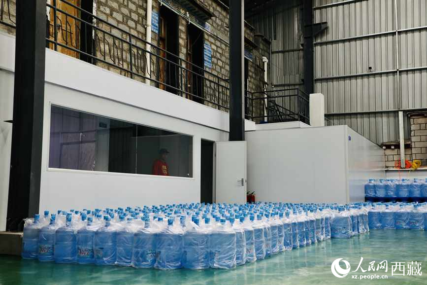 “色達(dá)牙泉”礦泉水（桶裝水）生產(chǎn)加工基地。人民網(wǎng)記者 次仁羅布攝