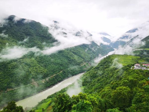 幾代建設(shè)者，歷經(jīng)半個(gè)多世紀(jì)完成！這是一條怎樣的公路？