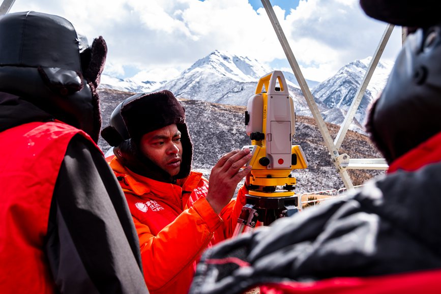 2023年11月30日，西藏自治區(qū)那曲市索縣榮布至丁青縣巴達(dá)35千伏線路工程負(fù)責(zé)人黃小洪（左二）現(xiàn)場開展線路弧測量教學(xué)。趙清鵬攝