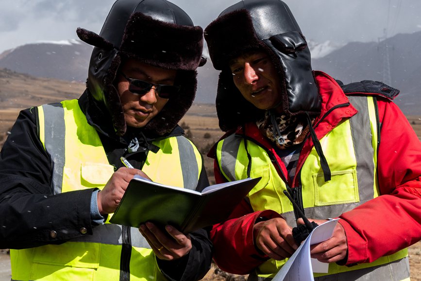 2023年11月30日，西藏自治區(qū)那曲市索縣榮布至丁青縣巴達(dá)35千伏線路工程施工現(xiàn)場人員正在開展現(xiàn)場作業(yè)。趙清鵬攝