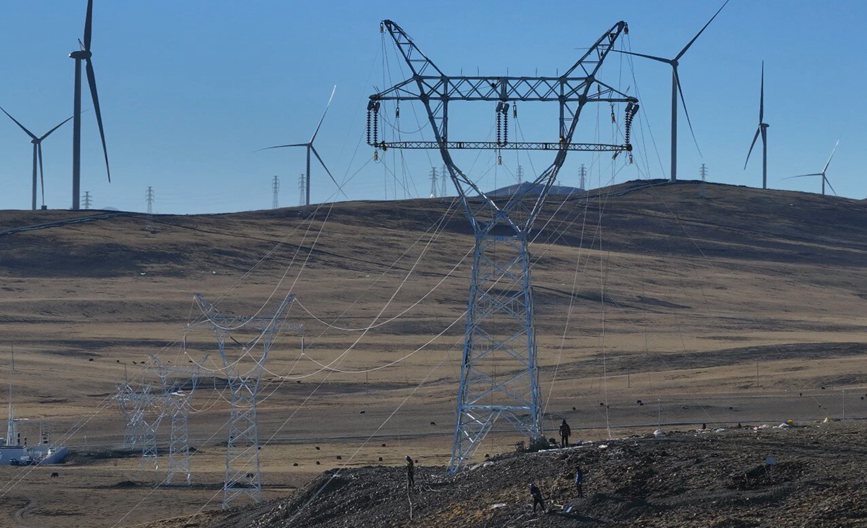 那曲市色尼區(qū)國(guó)能100兆瓦風(fēng)電11千伏送電工程現(xiàn)場(chǎng)。拉巴平措攝