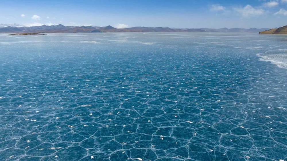 冬日西藏湖泊結(jié)成“藍色寶石”【3】