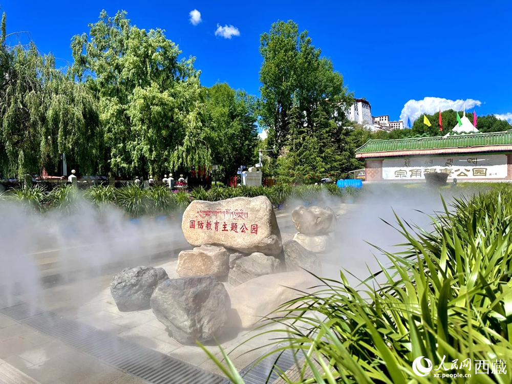 布達(dá)拉宮腳下的宗角祿康公園。