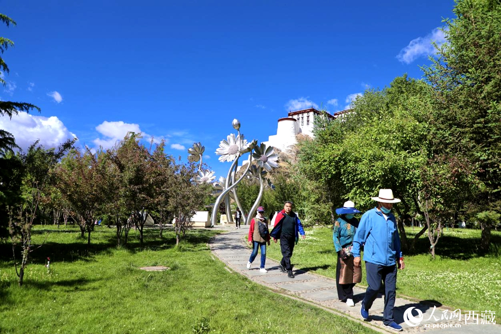 市民在公園內(nèi)散步。