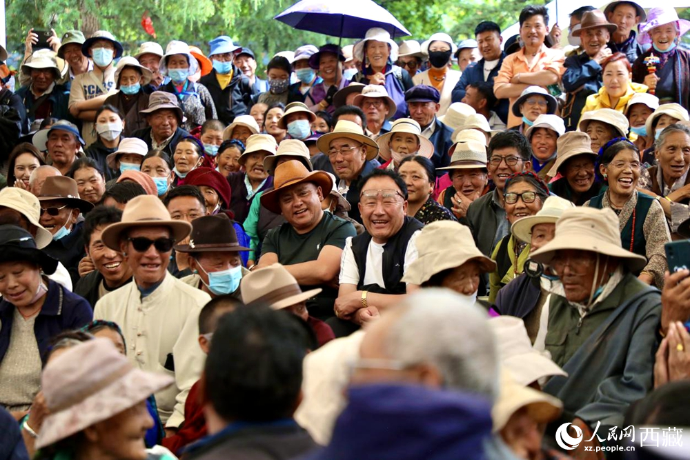 當(dāng)?shù)厝罕姾陀慰陀^看藏戲演出。